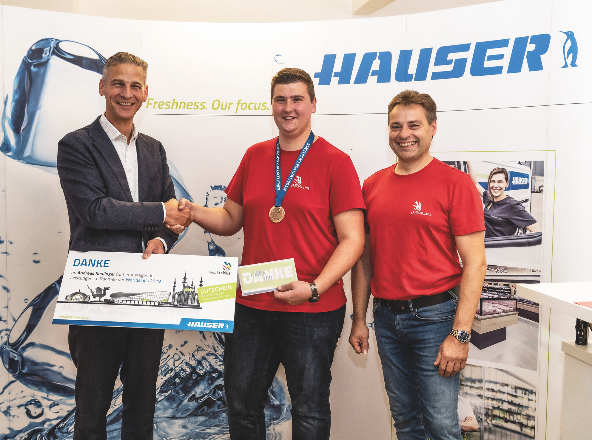 HAUSER CEO Thomas Loibl (vlevo) a školitel Rupert Danninger (vpravo) odměnili Andrease Keplingera prémií za jeho výkony na soutěži WorldSkills