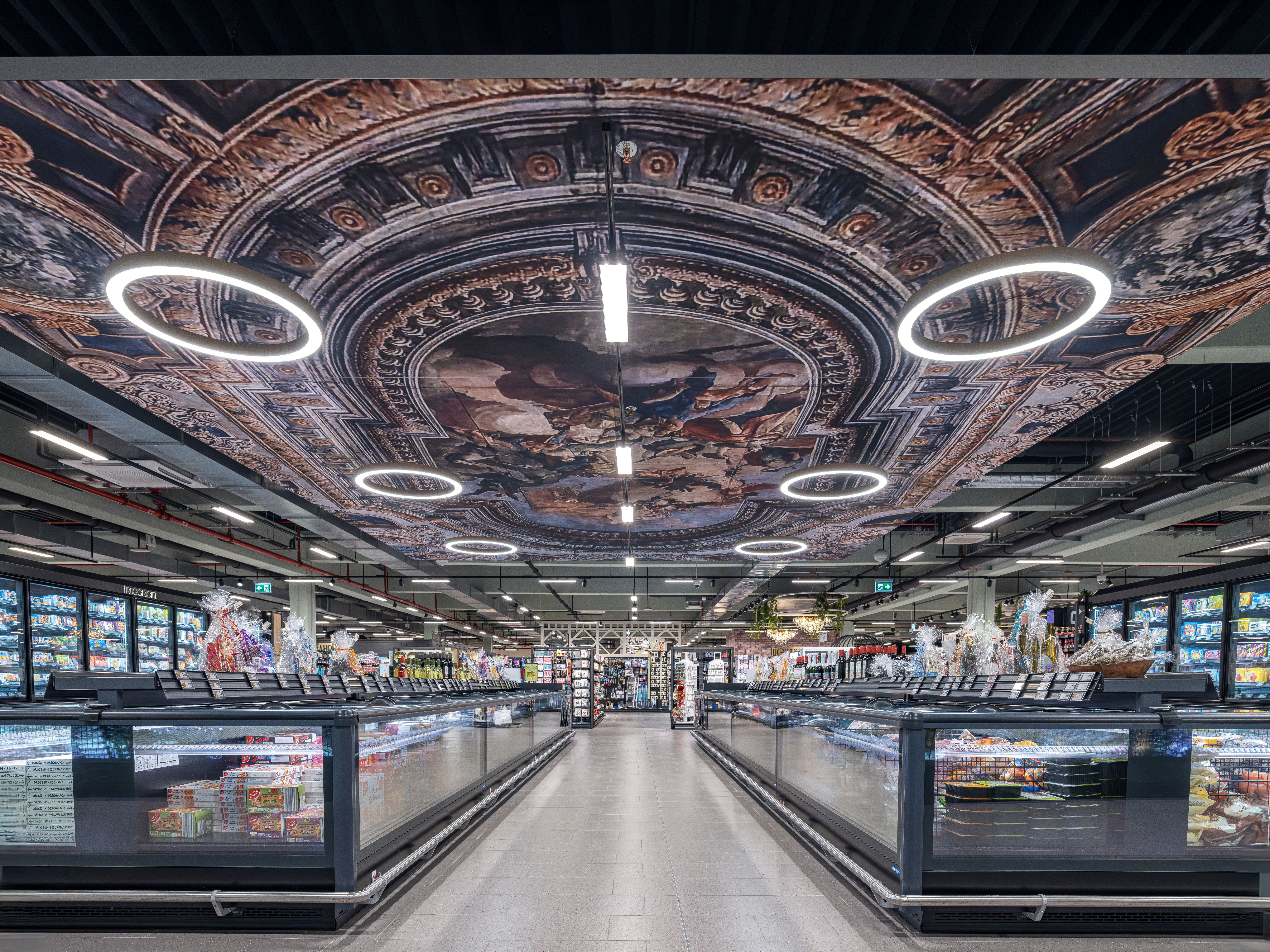 HAUSER Tiefkühlinseln überdacht mit einer Deckenbemalung als Hommage an Richard Wagners Werke