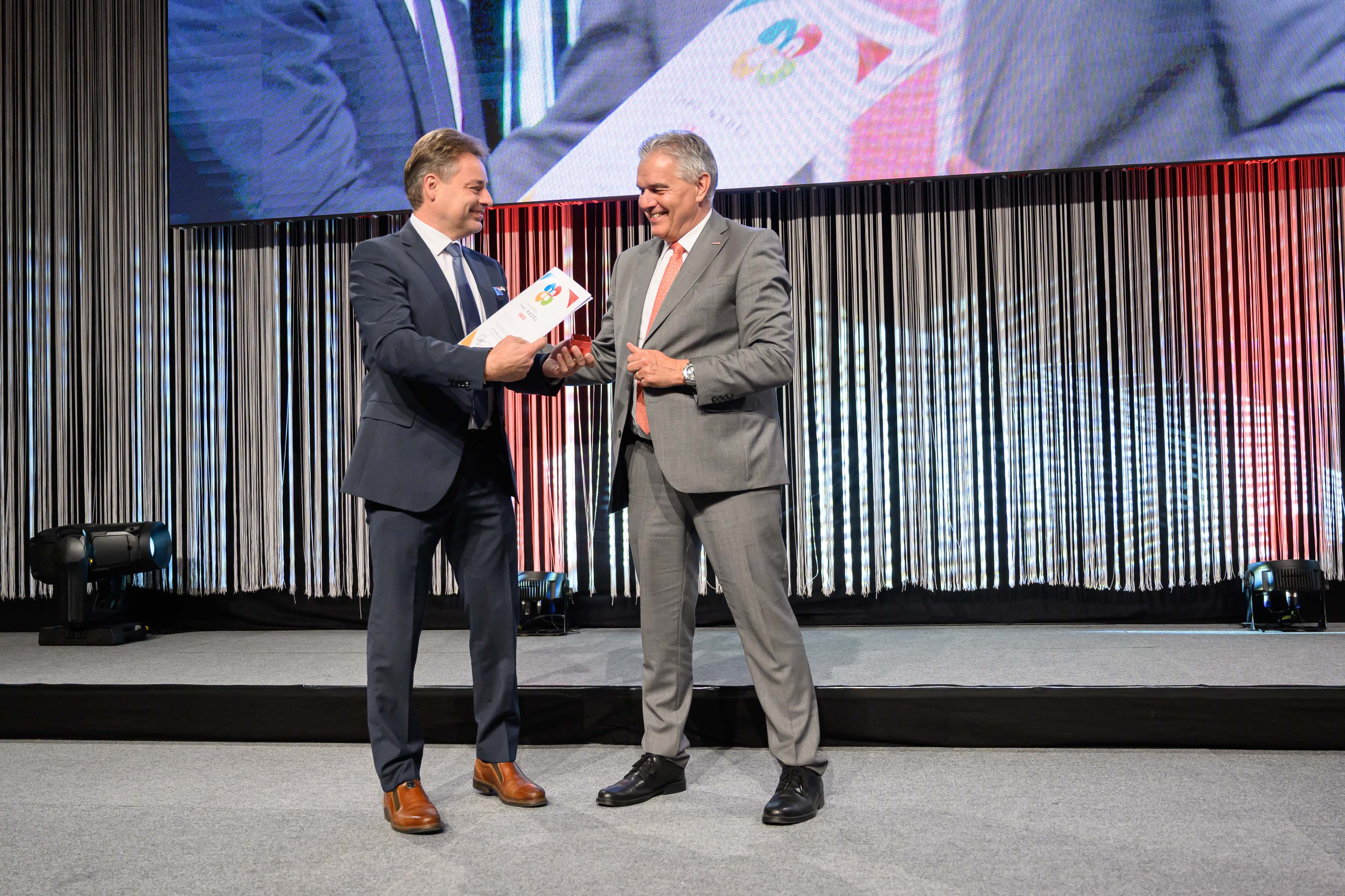 Ausbildungsleiter Rupert Danninger erhält goldene INEO-Nadel