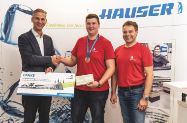 HAUSER CEO Thomas Loibl (vlevo) a školitel Rupert Danninger (vpravo) odměnili Andrease Keplingera prémií za jeho výkony na soutěži WorldSkills