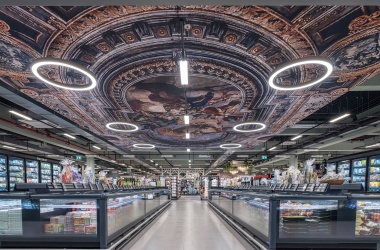 HAUSER Tiefkühlinseln überdacht mit einer Deckenbemalung als Hommage an Richard Wagners Werke