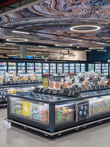 HAUSER Tiefkühlung überdacht mit einer Deckenbemalung als Hommage an Richard Wagners Werke