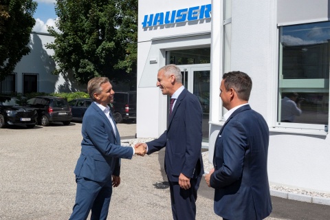 CEO Thomas Loibl begrüßt Hrn. Bundesminister für Wirtschaft Wolfgang Hattmannsdorfer