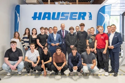 CEO HAUSER Thomas Loibl, CFO Paul Übelacker, Bundesminister für Wirtschaft Wolfgang Hattmannsdorfer, Managing Director Österreich Peter Breitenfellner und die neuen Lehrlinge bei HAUSER